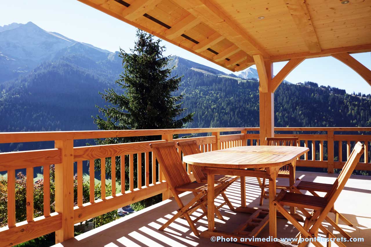 Magnifique chalet à louer à la clusaz avec vue imprenable sur la chaine des aravis exposition sud très ensoleillé photo arvimedia