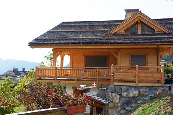 propriétaire Yves Agnellet résidence de luxe située face à la chaine des Aravis à la Clusaz station de ski Haute Savoie