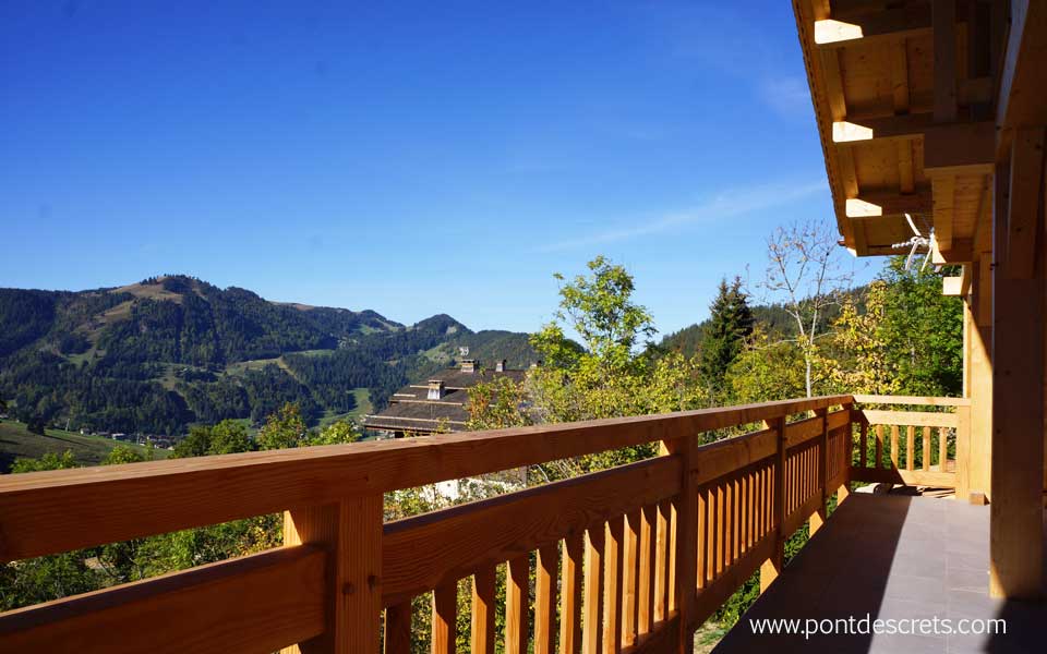 Le chalet est situé en hauteur avec une vue imprenable sur la chaine des Aravis, gite de montagne la clusaz