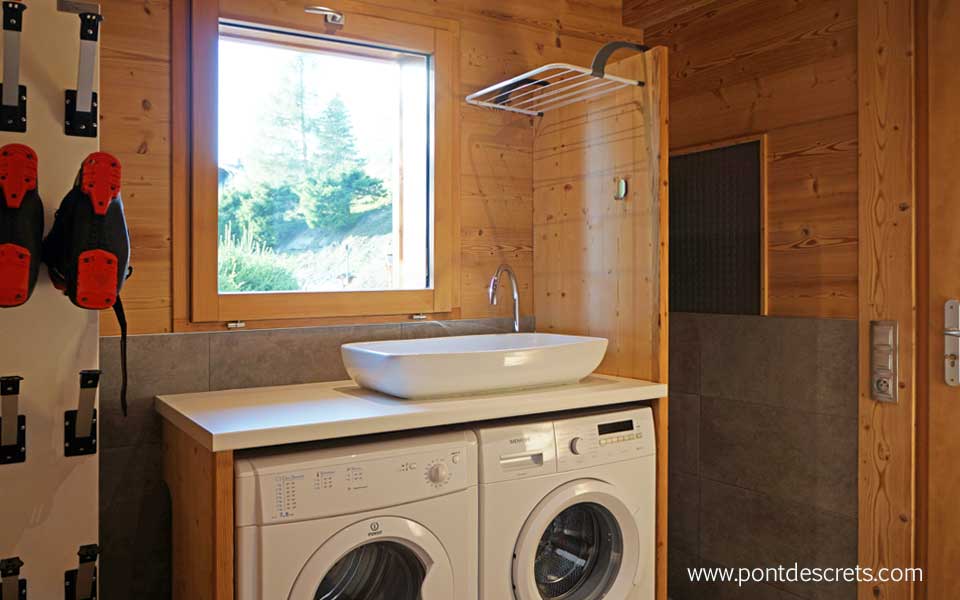 Local technique machine à laver, sèche chaussure de ski, rangement pour les skis situé au rez de chaussée gite de france
