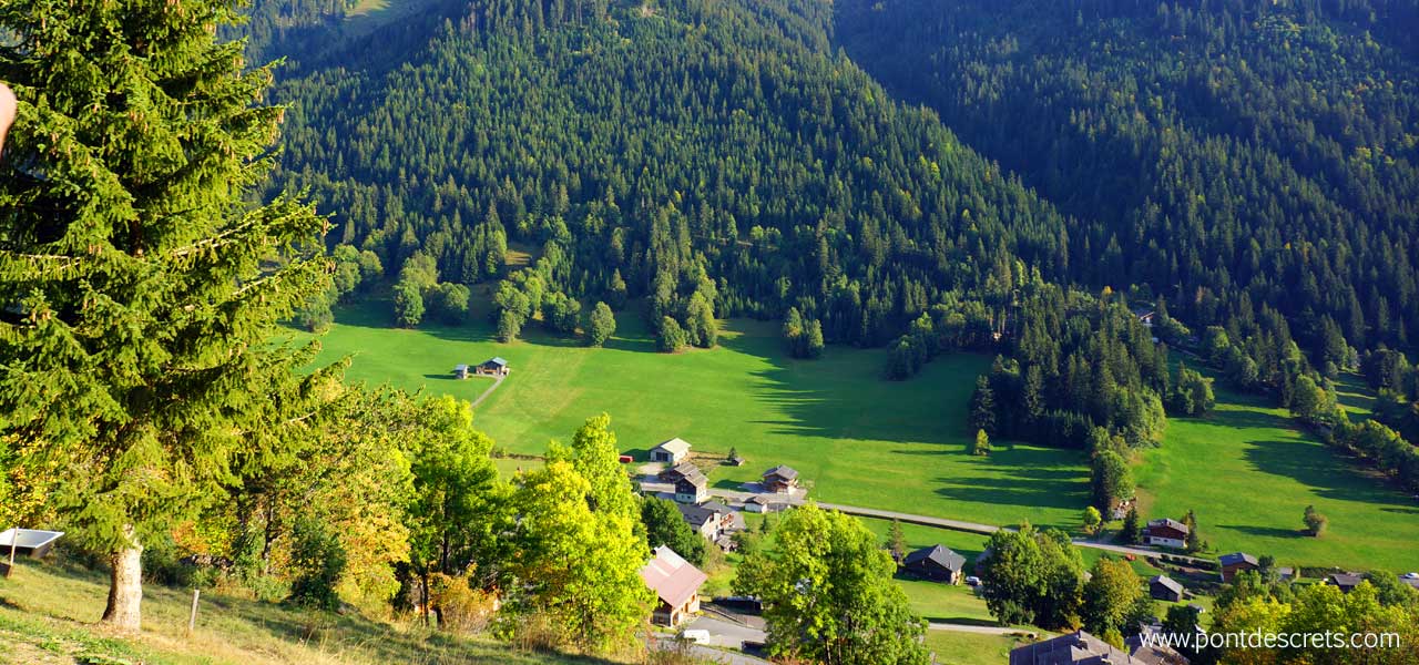 à louer très beau chalet 5 chambres entièrement neuf exposition sud face à la chaine des Aravis à la Clusaz photo arvimedia